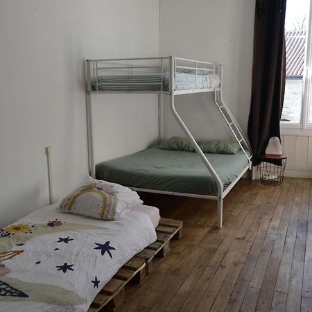 Appartement Grande Chambre Familiale Pour 2 A 5 Personnes à Chef-Boutonne Extérieur photo