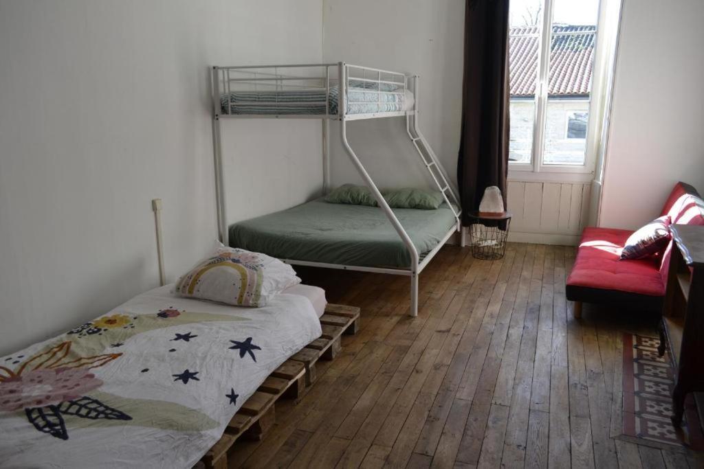 Appartement Grande Chambre Familiale Pour 2 A 5 Personnes à Chef-Boutonne Extérieur photo
